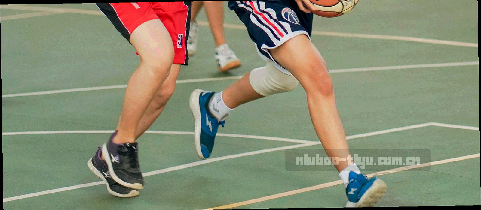 夜间球场边线与照明灯带，草皮纹理在灯光下清晰可见